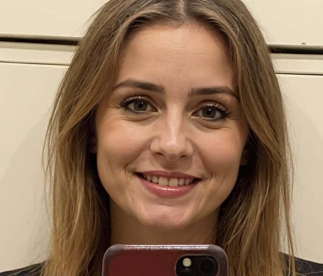 AI generated: mach mein gesicht hübscher attraktiver und anziehender und verbessere meine frisur