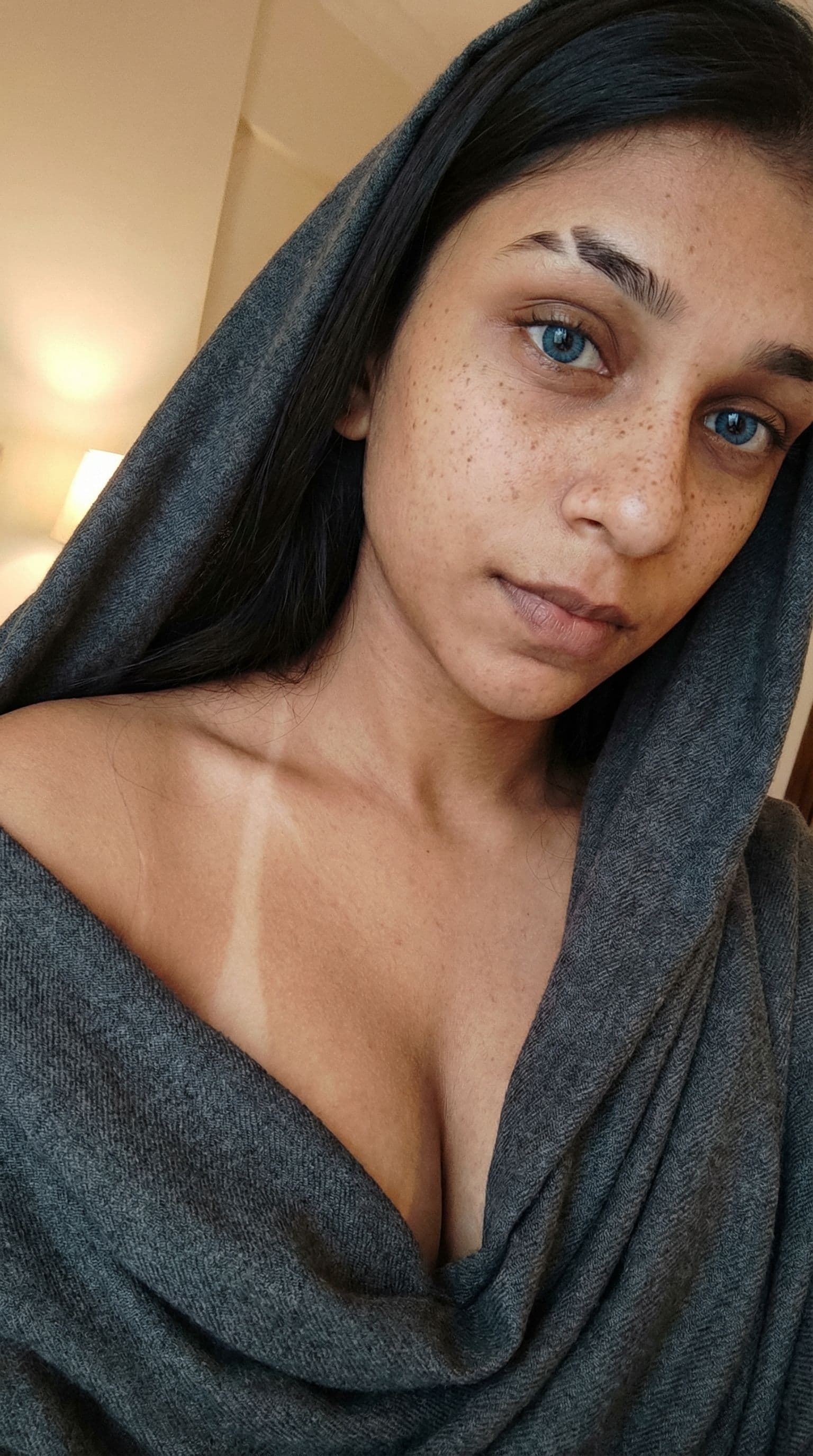AI generated: Ein bildhübsches Gesicht nah Aufnahme von etwas erhöht aufgenommen und stechend blauen Augen mit mod...