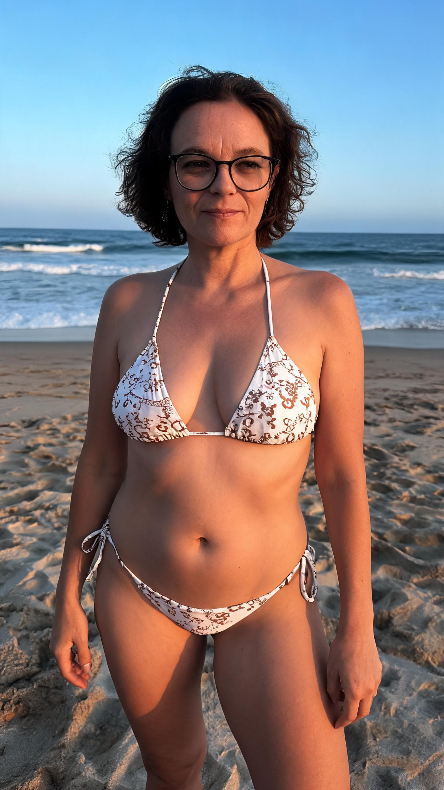 AI generated: Die Frau hat einen knappen wicked weasel Bikini am Strand an.