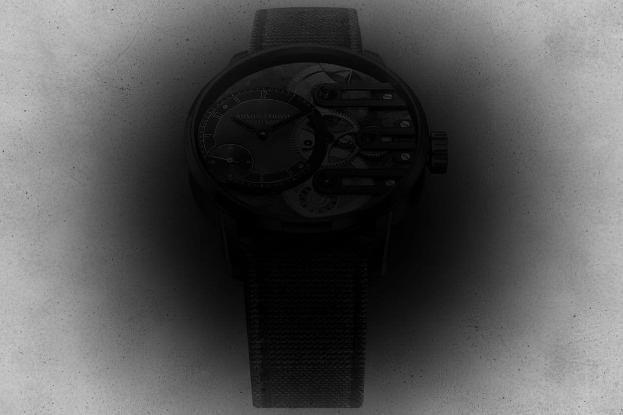 AI generated: die uhr verschmeltzt mit dem untergrund. der untergrund verläuft von grau in schwarz zu mitte hin. 