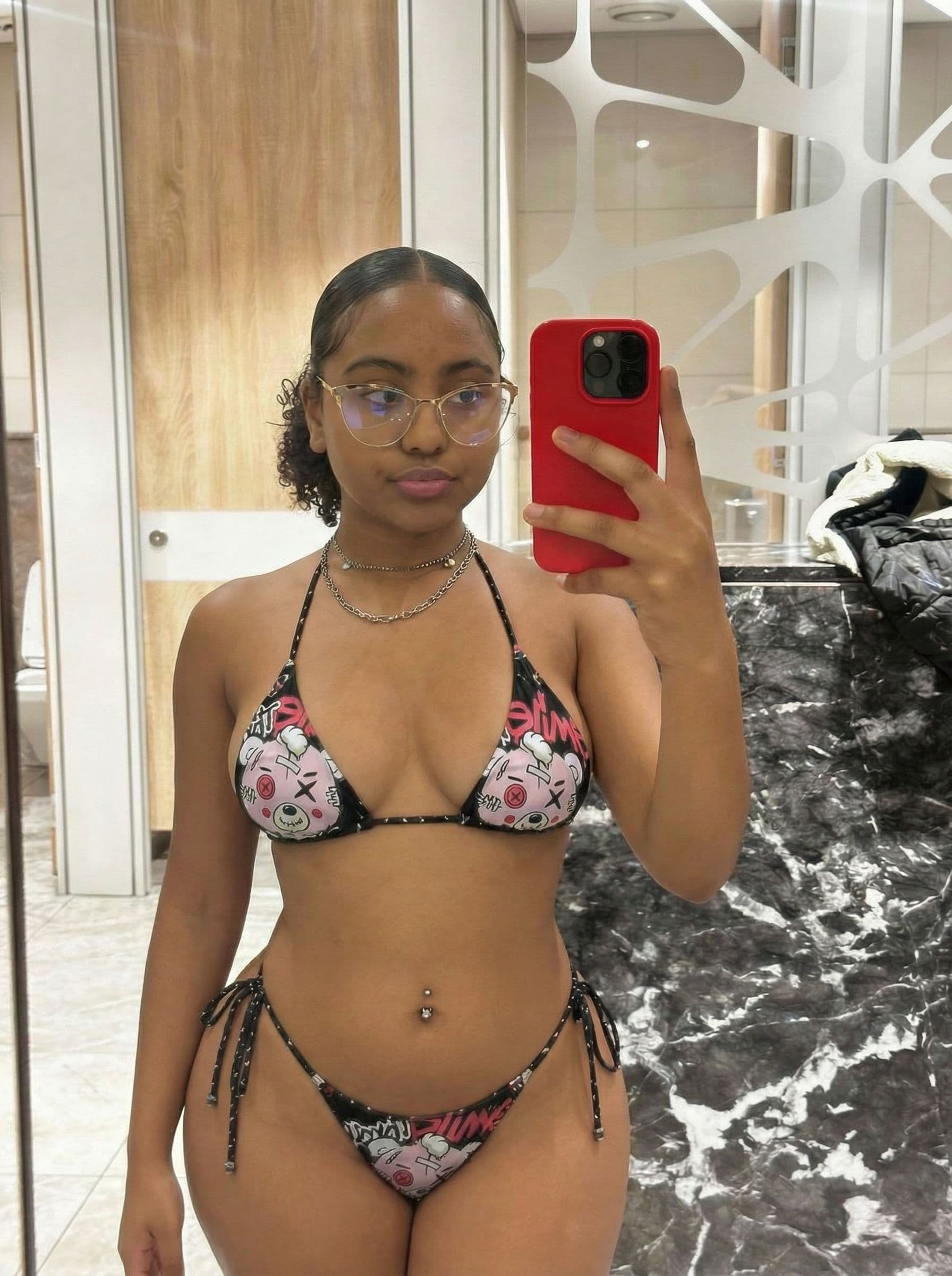AI generated: Slim waist and bigger hips