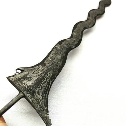AI generated: Keris, bilah berkelok-kelok seperti ular, bentuk yang sangat indah, besi berwarna hitam