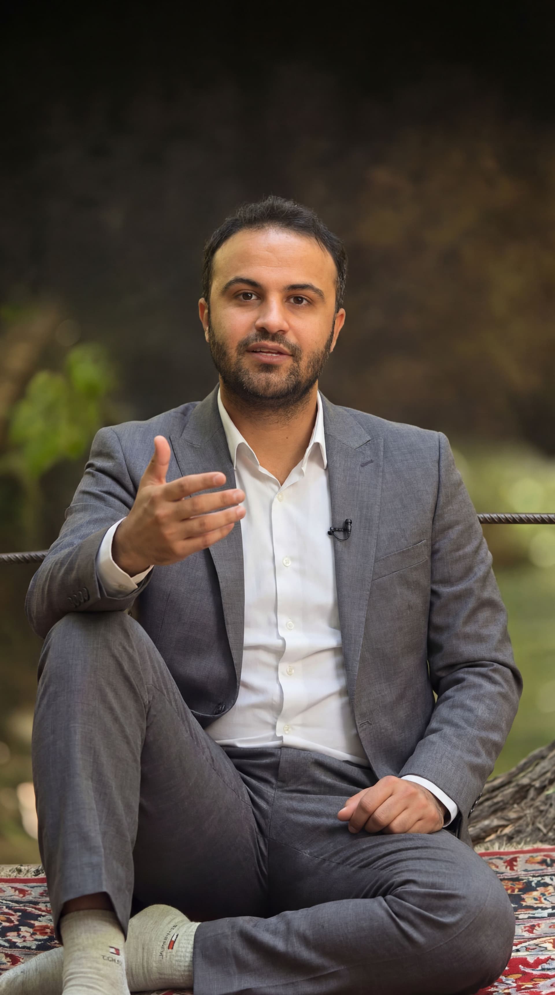 AI generated: از فرد آپلود شده بجای فرد سمت چپ استفاده کن  با همان لباس رسمی توسی