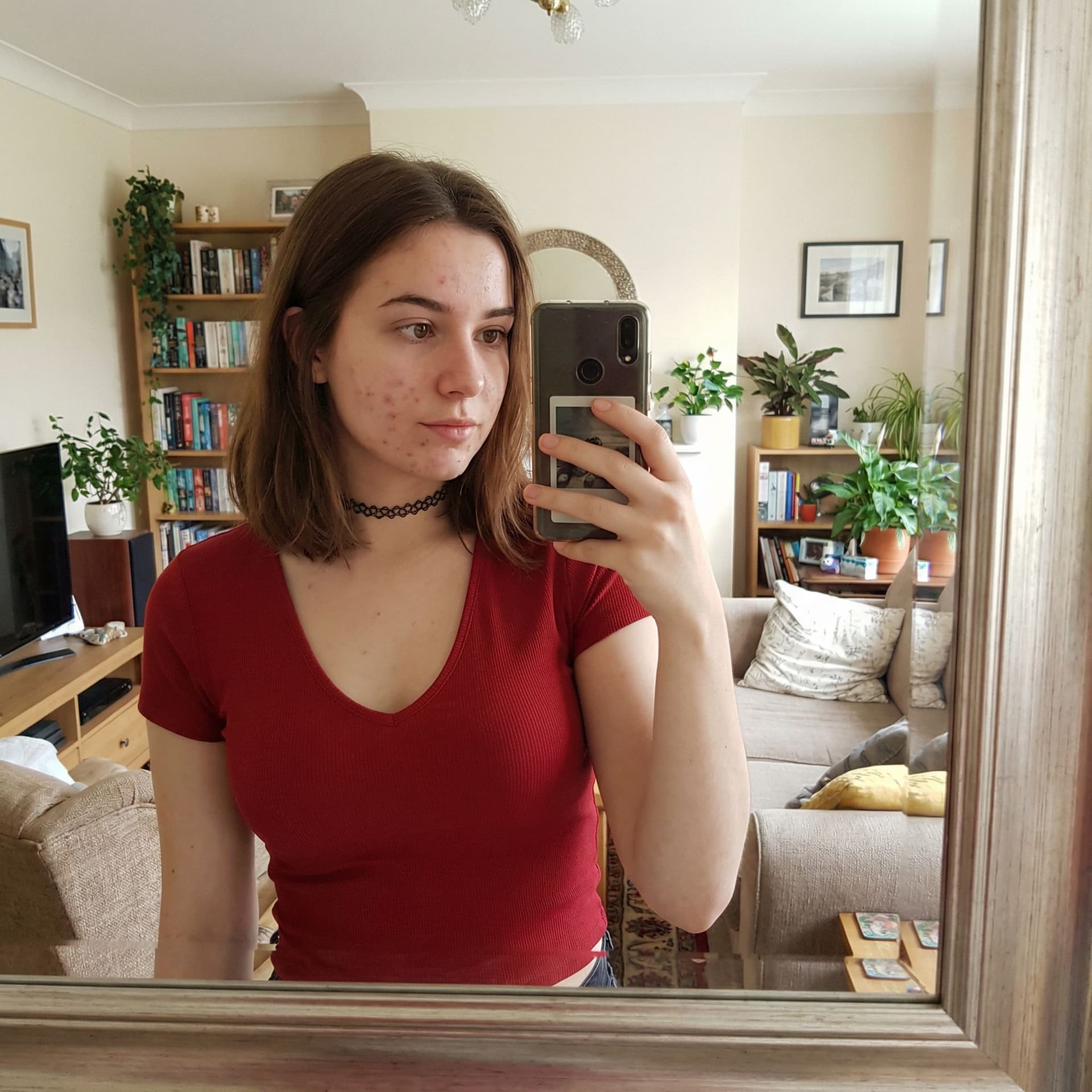 AI generated: Une photo, d'une femme de 18 ans avec des formes ,, a picture, , , dans son salon , la photo est pri...