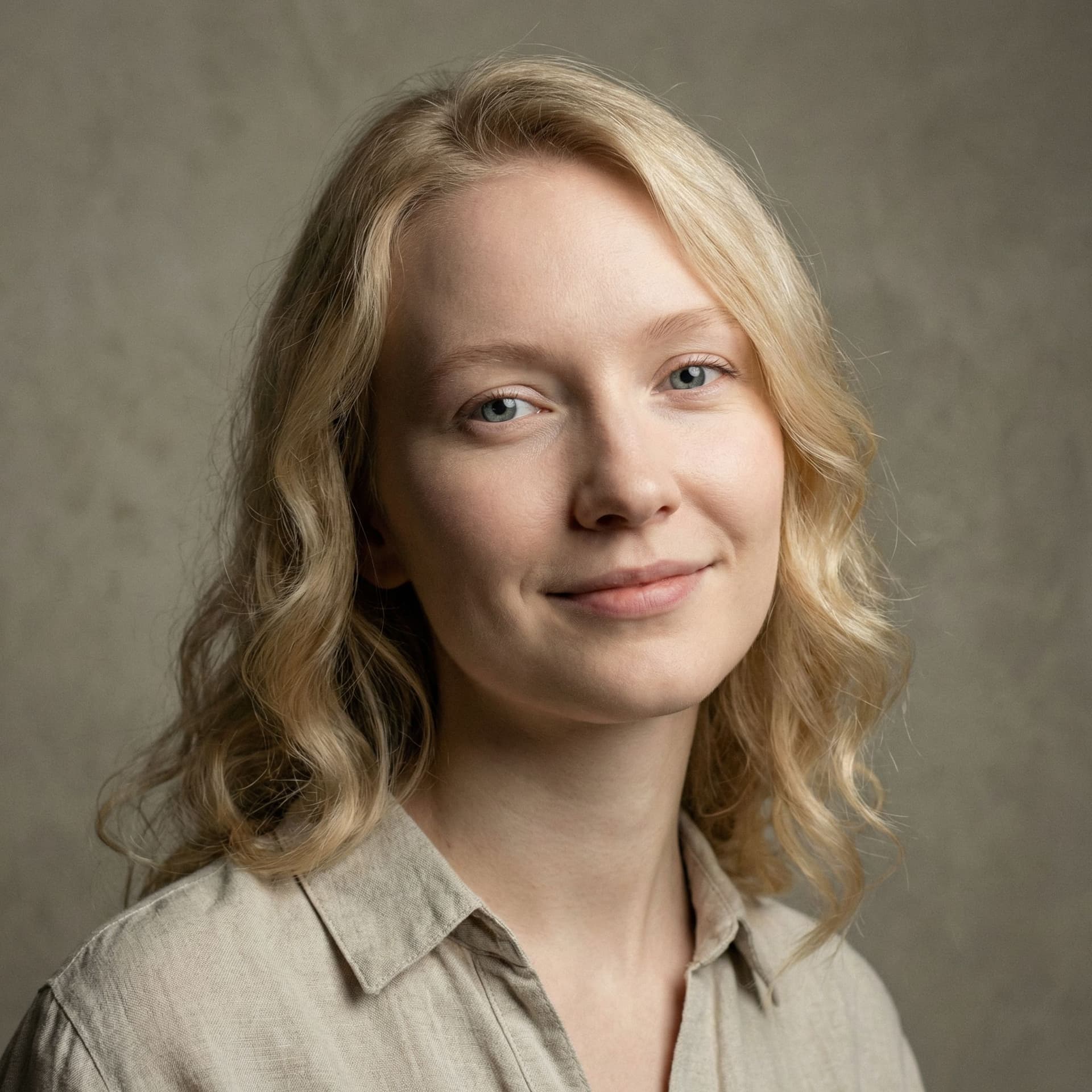 AI generated: portret fotorealist al unei tinere femei nordice, păr blond natural, ușor cârlionțat, ochi albaștri ...