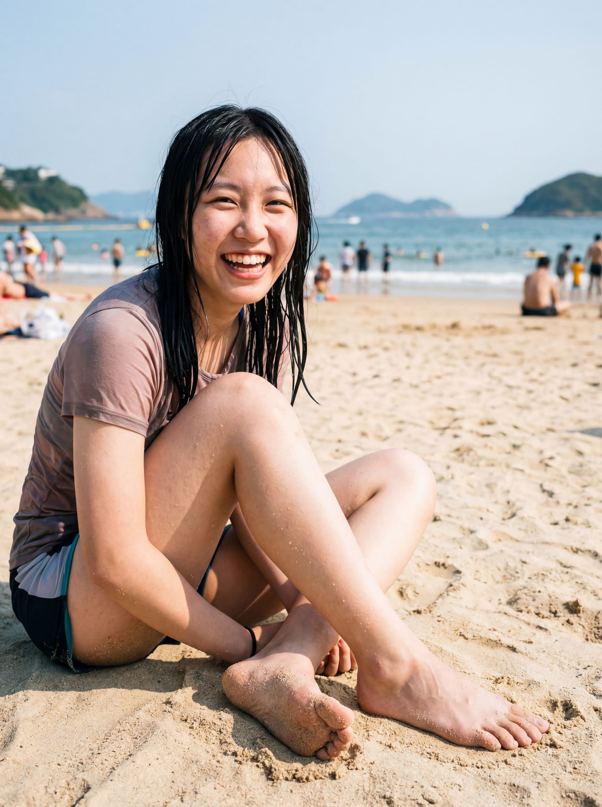 AI generated: 19歲香港女性,甜美可愛校花面貌,皮膚白晢,黑直髮.玩完水坐在沙灘.顯示腳掌弧形.45度斜側面全身照.望鏡頭大笑.細緻皮膚.可看到毛孔.真實照片.不要過度柔化皮膚.8K UHD.光線充足在人物.