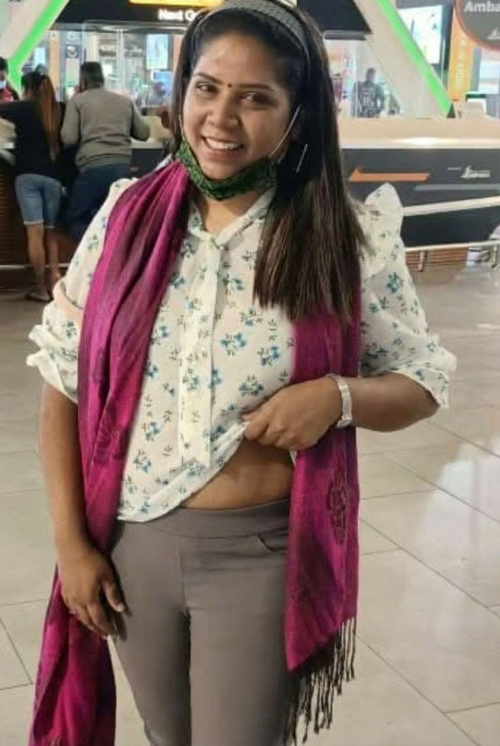 AI generated: Show deep navel hip by lifting up shirt