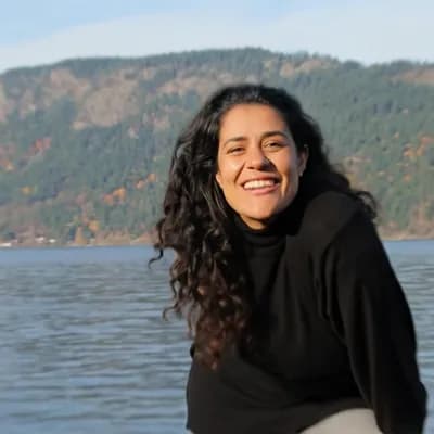 AI generated video: Vídeo vertical , cinematográfico, energético y motivador, máximo 15s. Usa la foto inicial con efecto...
