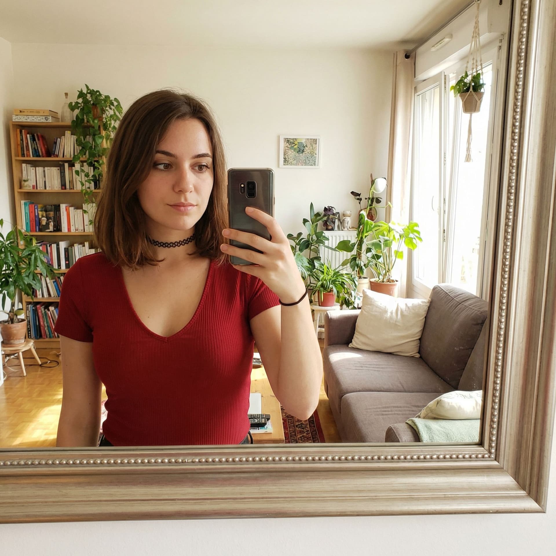 AI generated: Une photo, d'une femme de 18 ans avec des formes ,, a picture, , , dans son salon , la photo est pri...