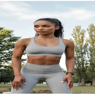 AI generated video: Je veux que les tétons pointent à travers ses vêtements. Que ça fasse du no bra et qu'elle parte en ...