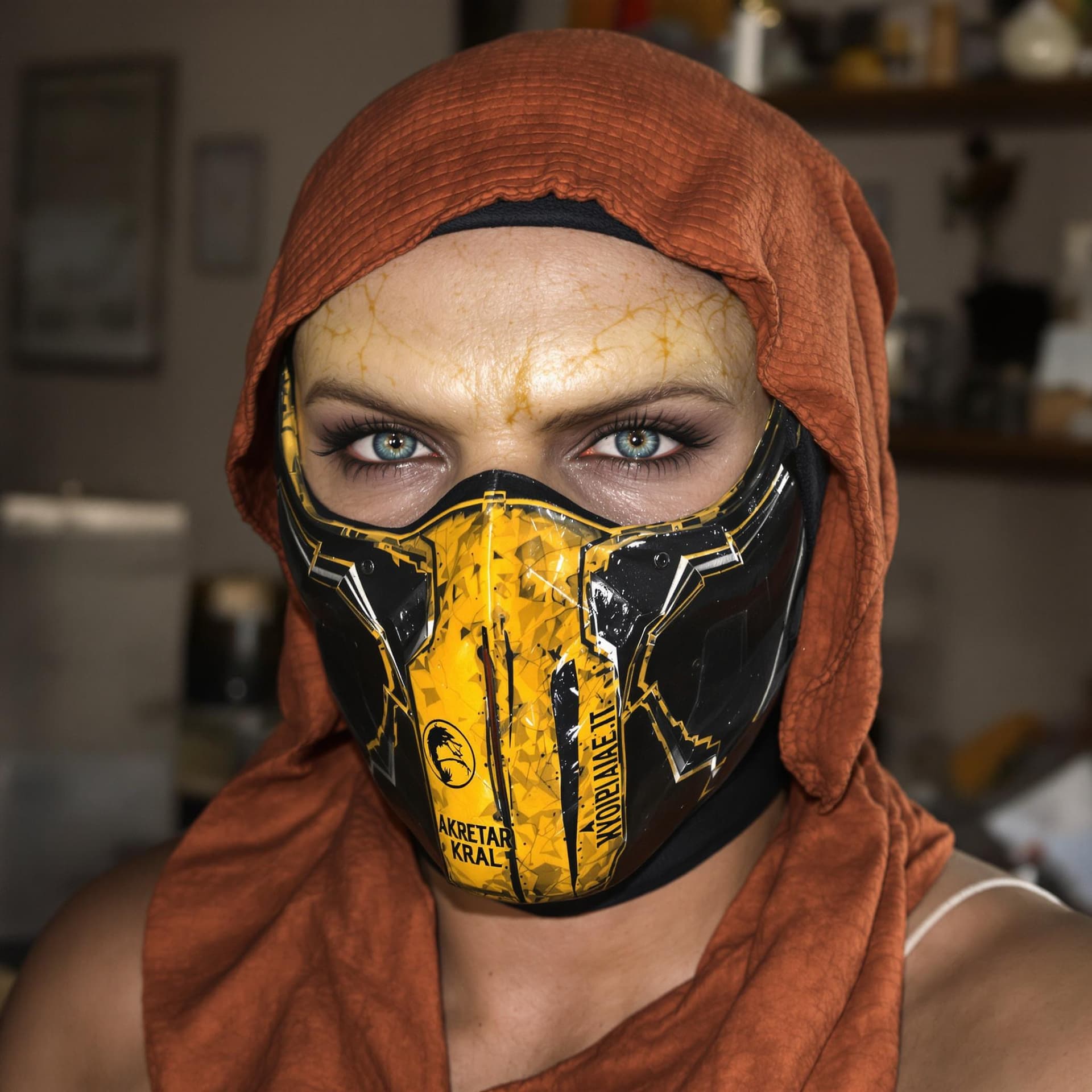 AI generated: Mortal Kombat scorpion Karakterini Buz Mavisi renkte elbise giysin. maskesi altın sarısı yap. Kral t...