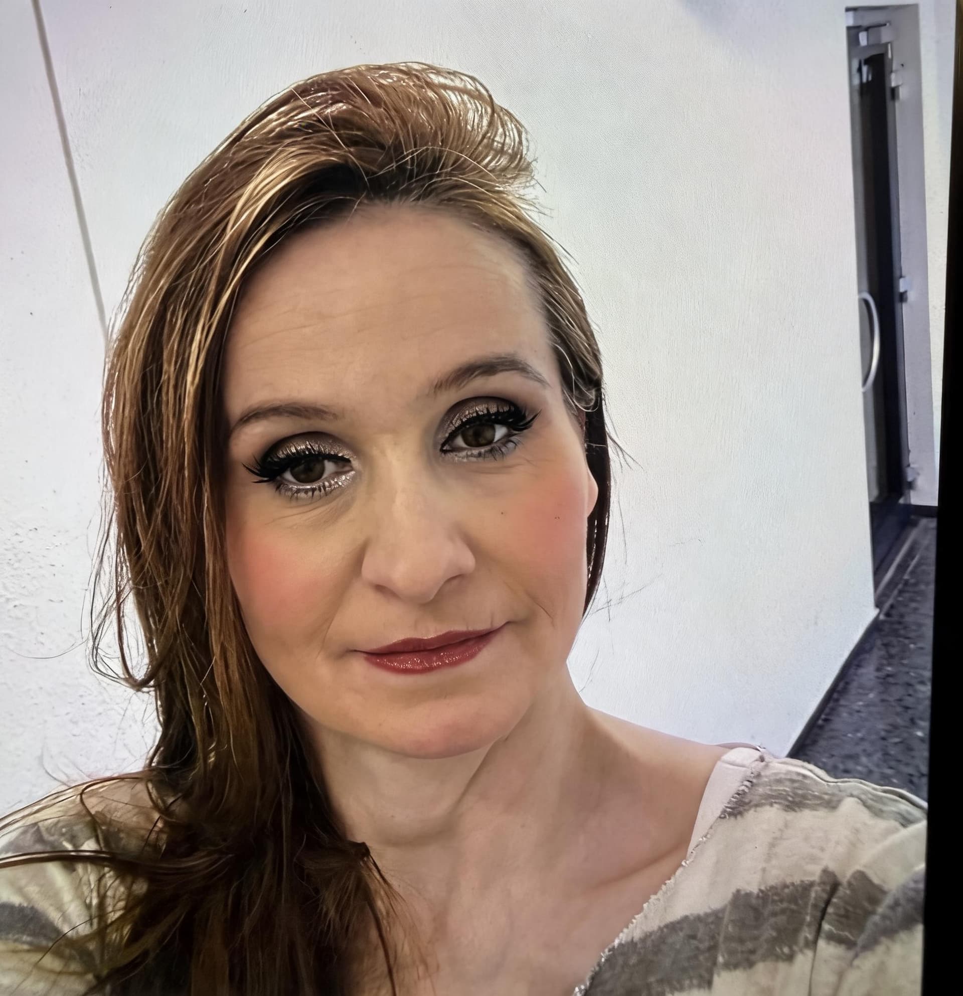 AI generated: erstelle an mir ein perfektes makeup und eine top frisur die zu mir passt, meine haarfarbe soll brün...