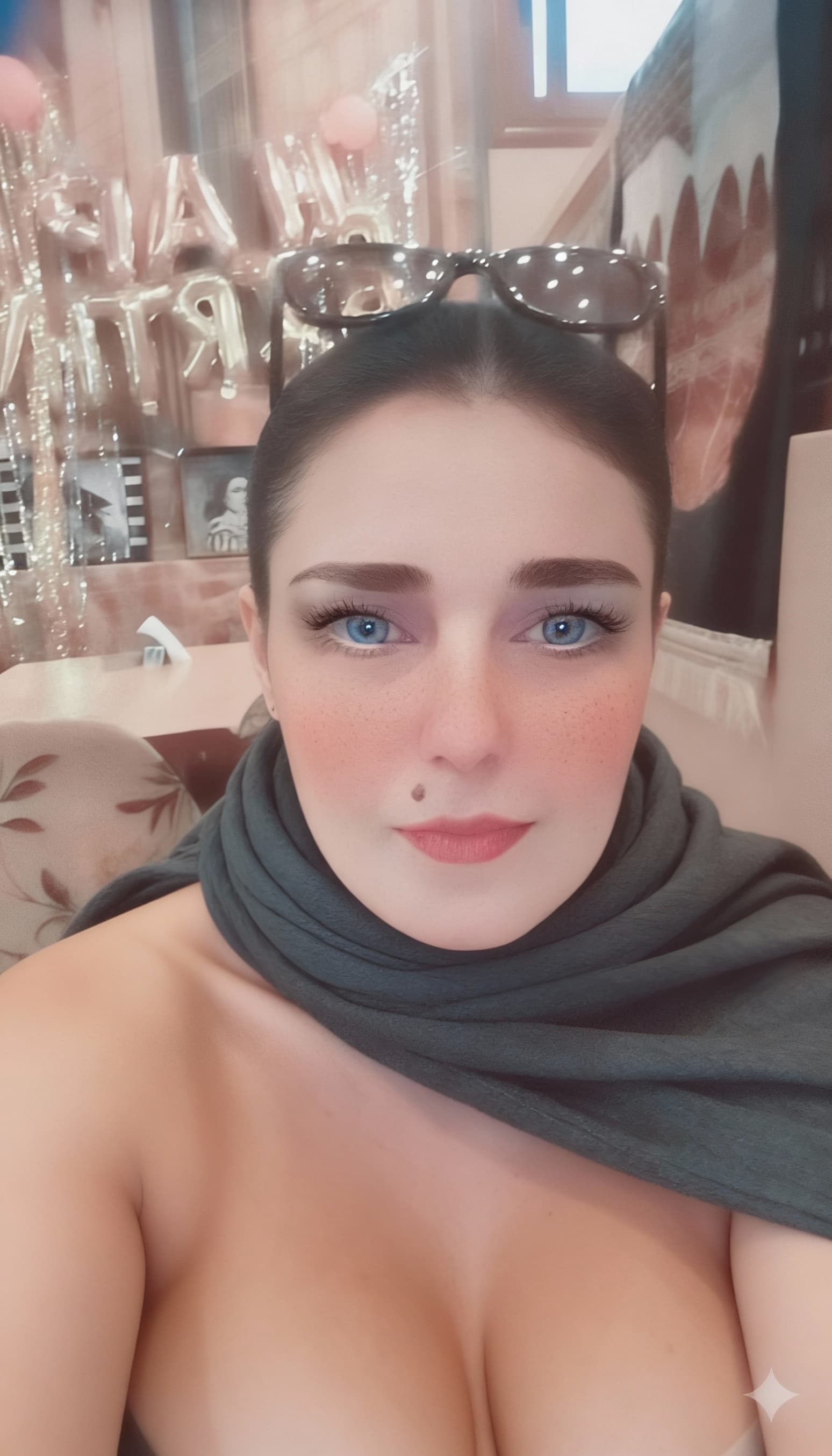 AI generated: Ein bildhübsches Gesicht nah Aufnahme von etwas erhöht aufgenommen und stechend blauen Augen mit mod...