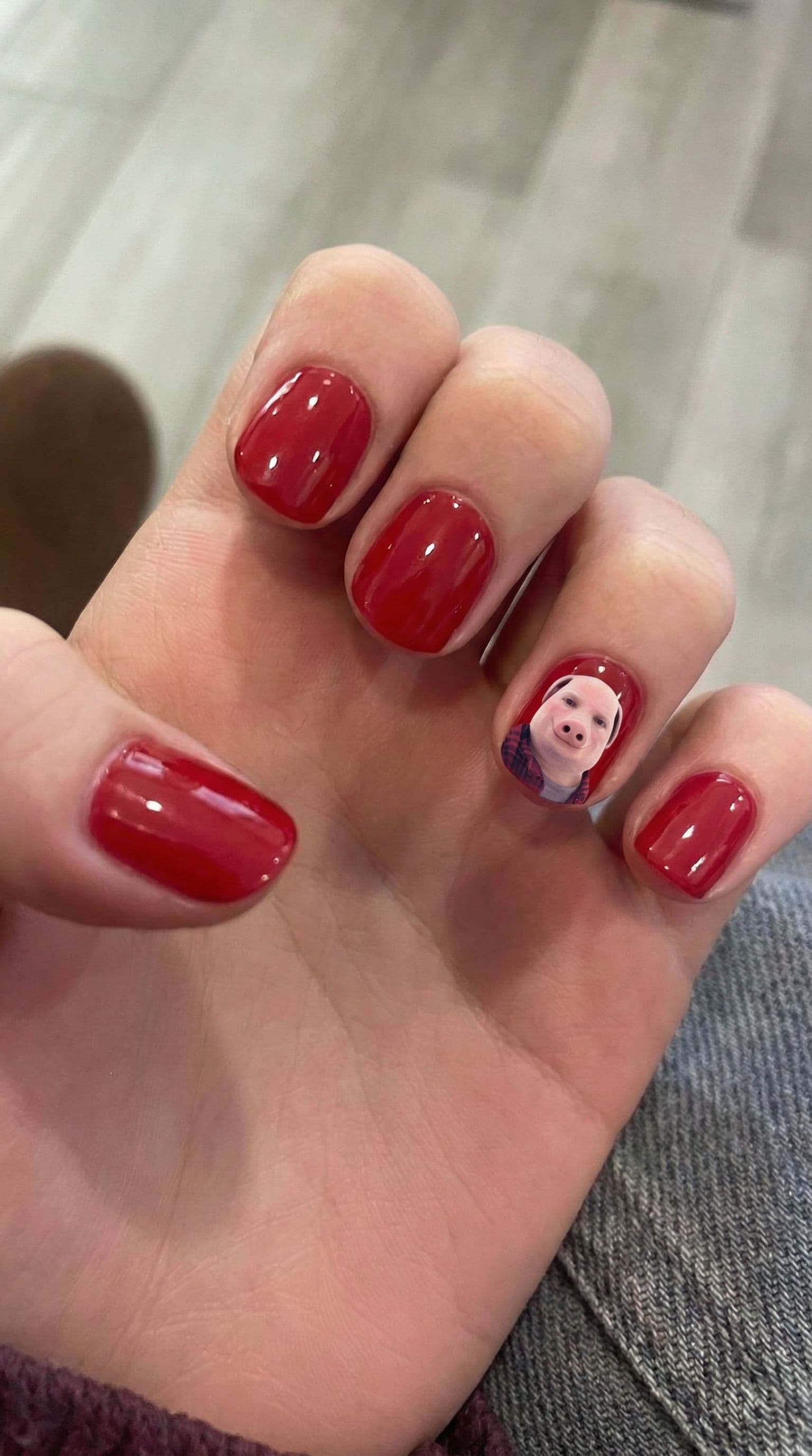 AI generated: pínta las uñas de rojo y en una dibuja al cerdo de la imagen que te adjunto 