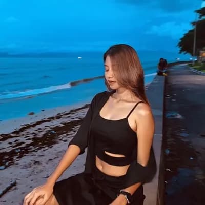 AI generated video: Edit foto ini (pada foto referensi) tanpa mengubah wajah dan bentuk tubuh aslinya. Buat gambar denga...