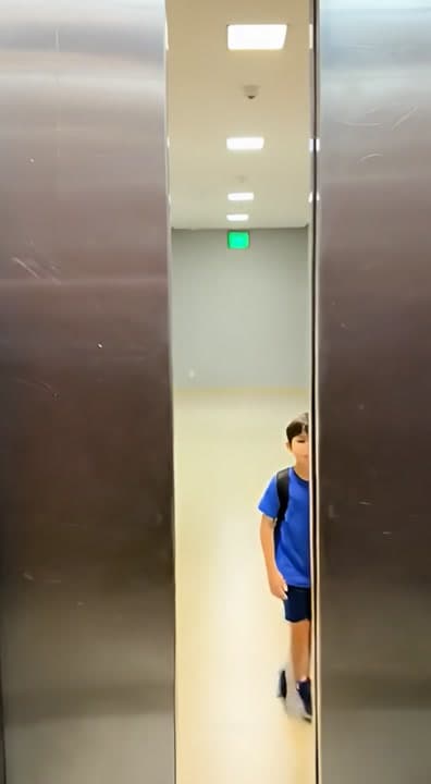 AI generated video: Duas crianças caminhando 