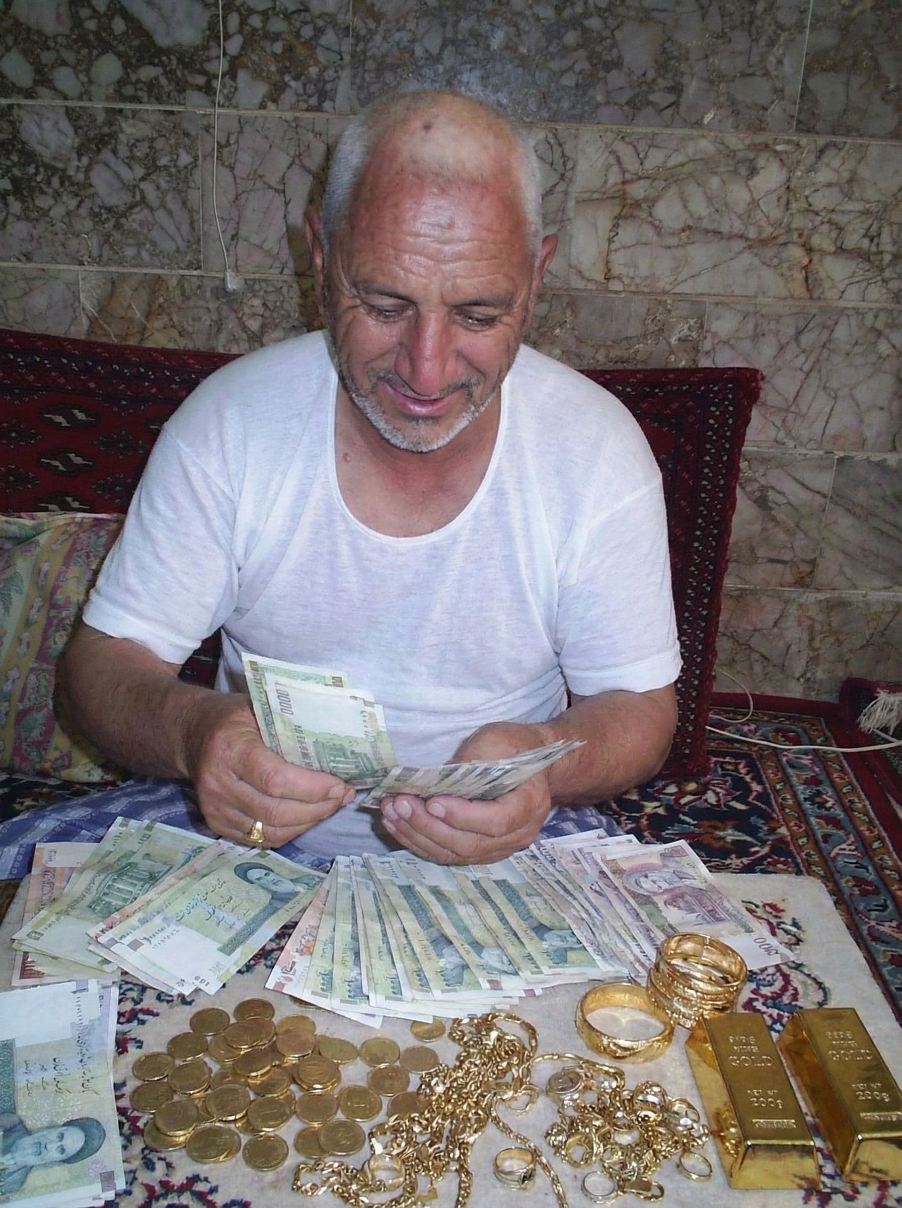 AI generated: در حال شمردن پول و سکه و طلاهای زیاد 
