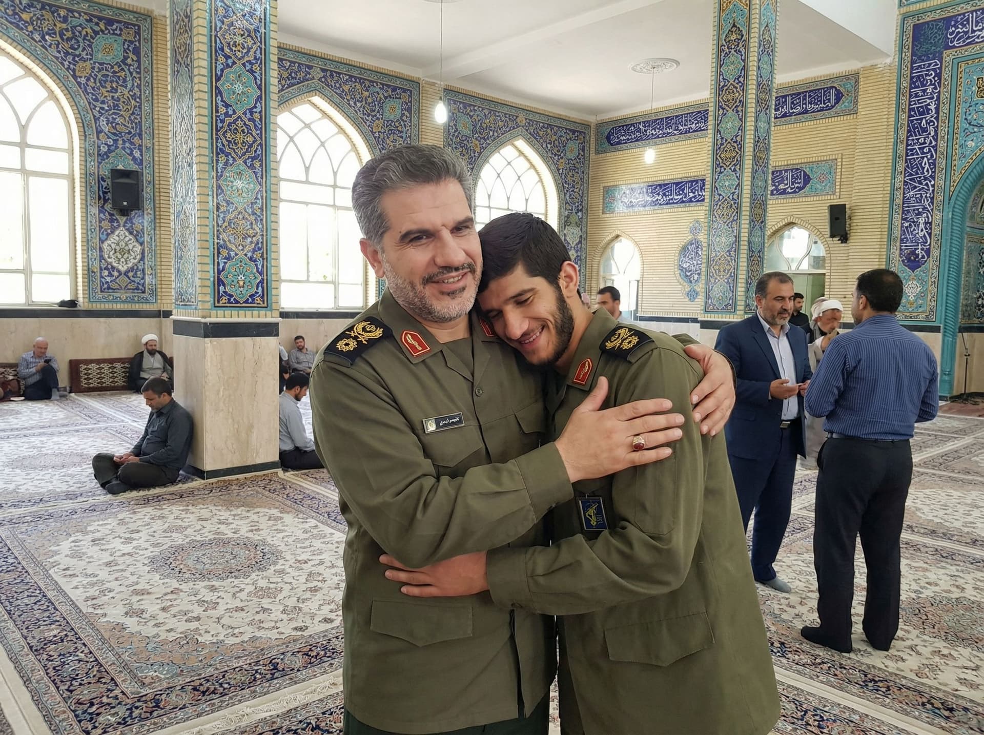 AI generated: در آغوش هم با لباس بسیجی در مسجد