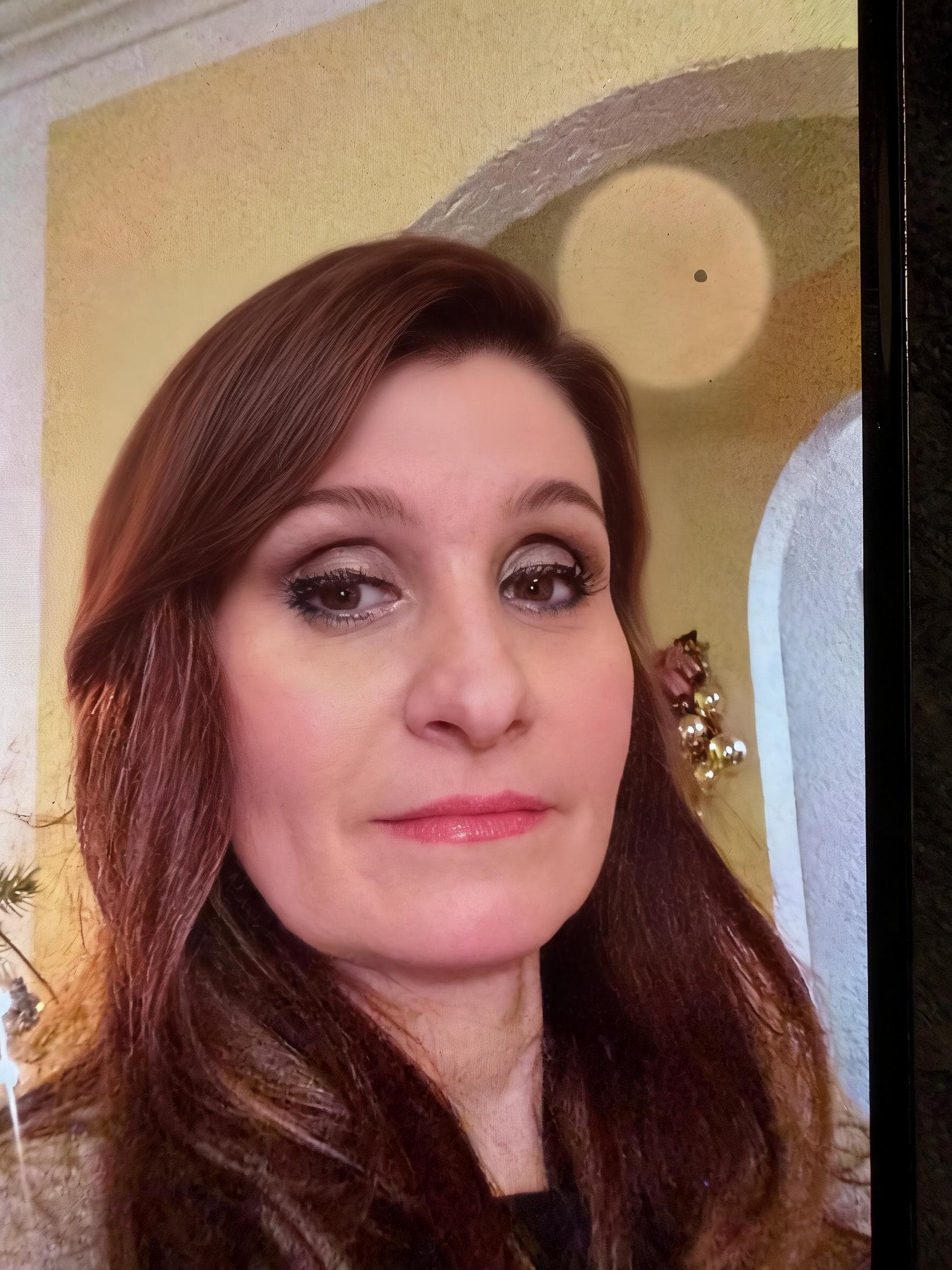 AI generated: mach mein gesicht hübscher und meine haare, lass mich attraktiver und anziehender wirken entferne di...