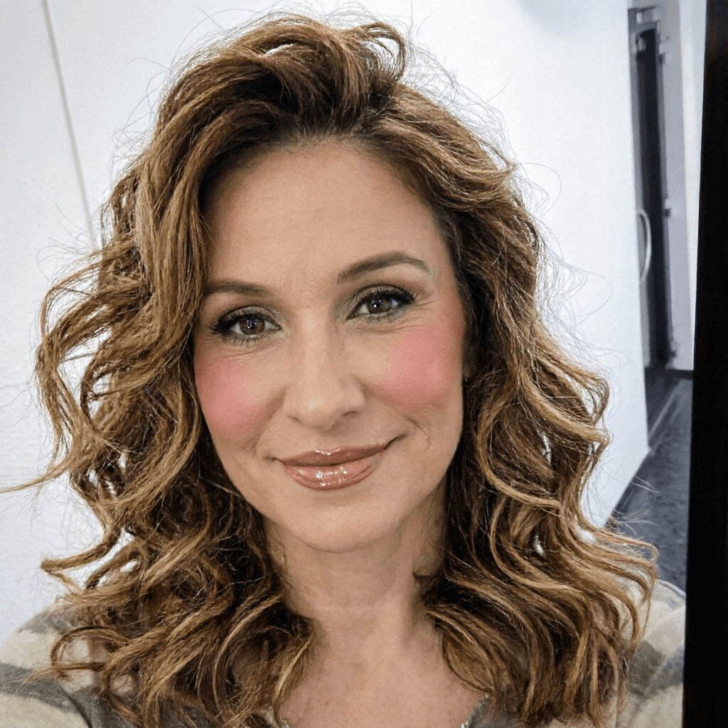 AI generated: erstelle an mir ein perfektes makeup und eine top frisur die zu mir passt, meine haarfarbe soll brün...