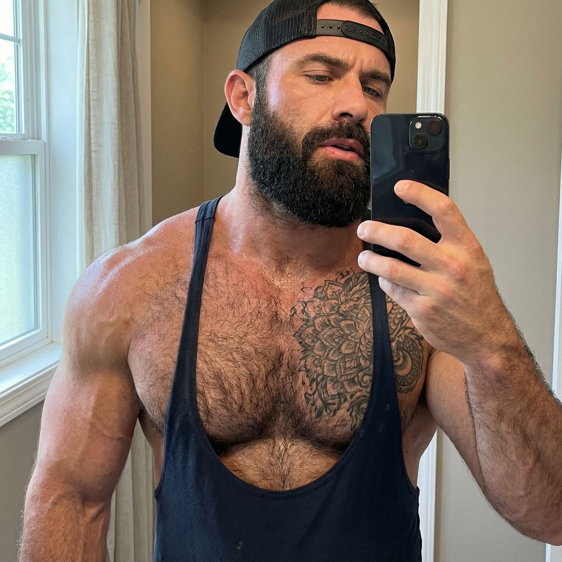 AI generated: hyperrealistic selfie miroir gros plan torse, homme mature musclé fin 30 début 40 ans, casquette noi...