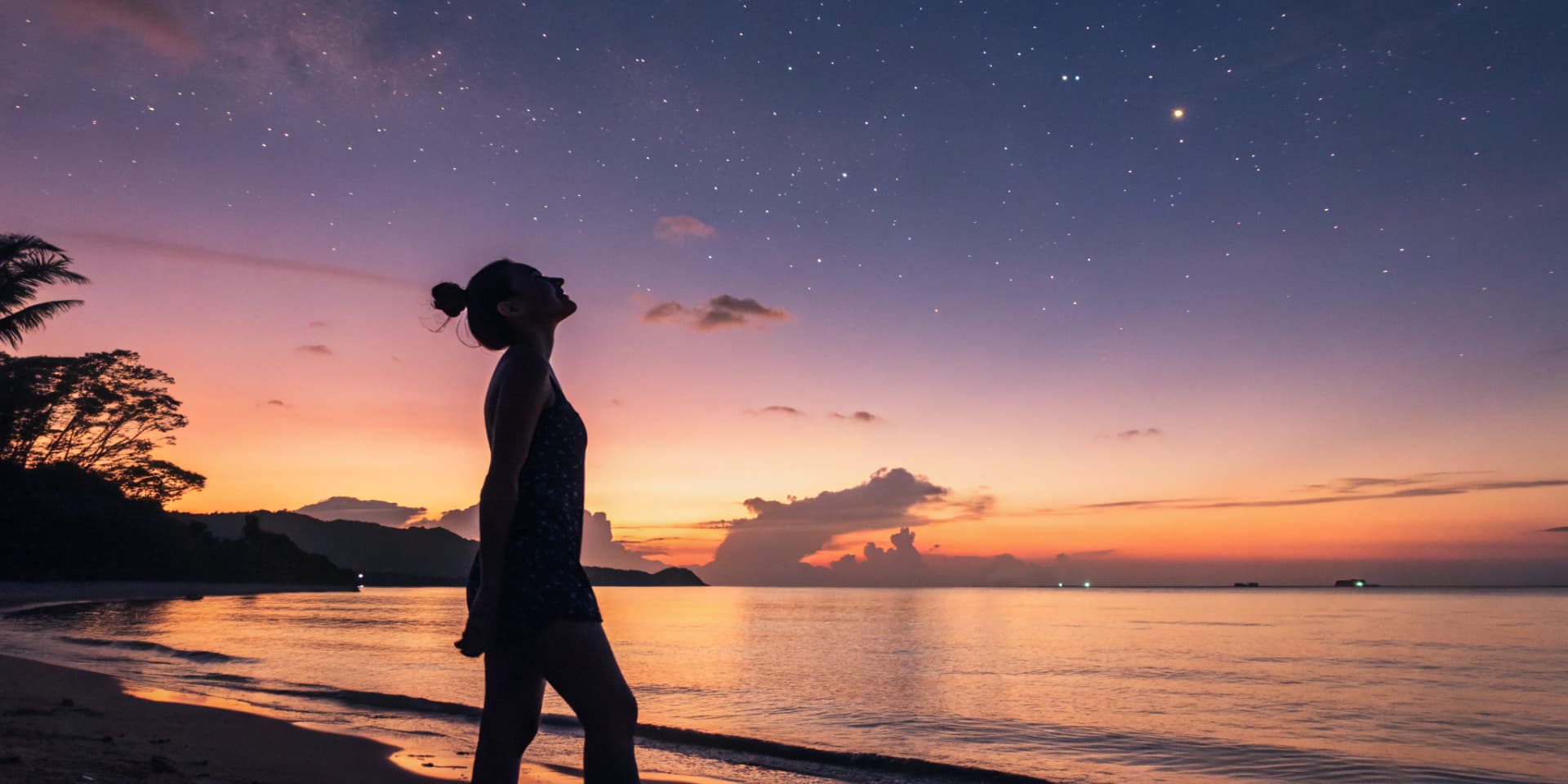 AI generated: A serene Thai beach at sunset, where the sky is a gradient of orange, pink, and deepening purple. A ...