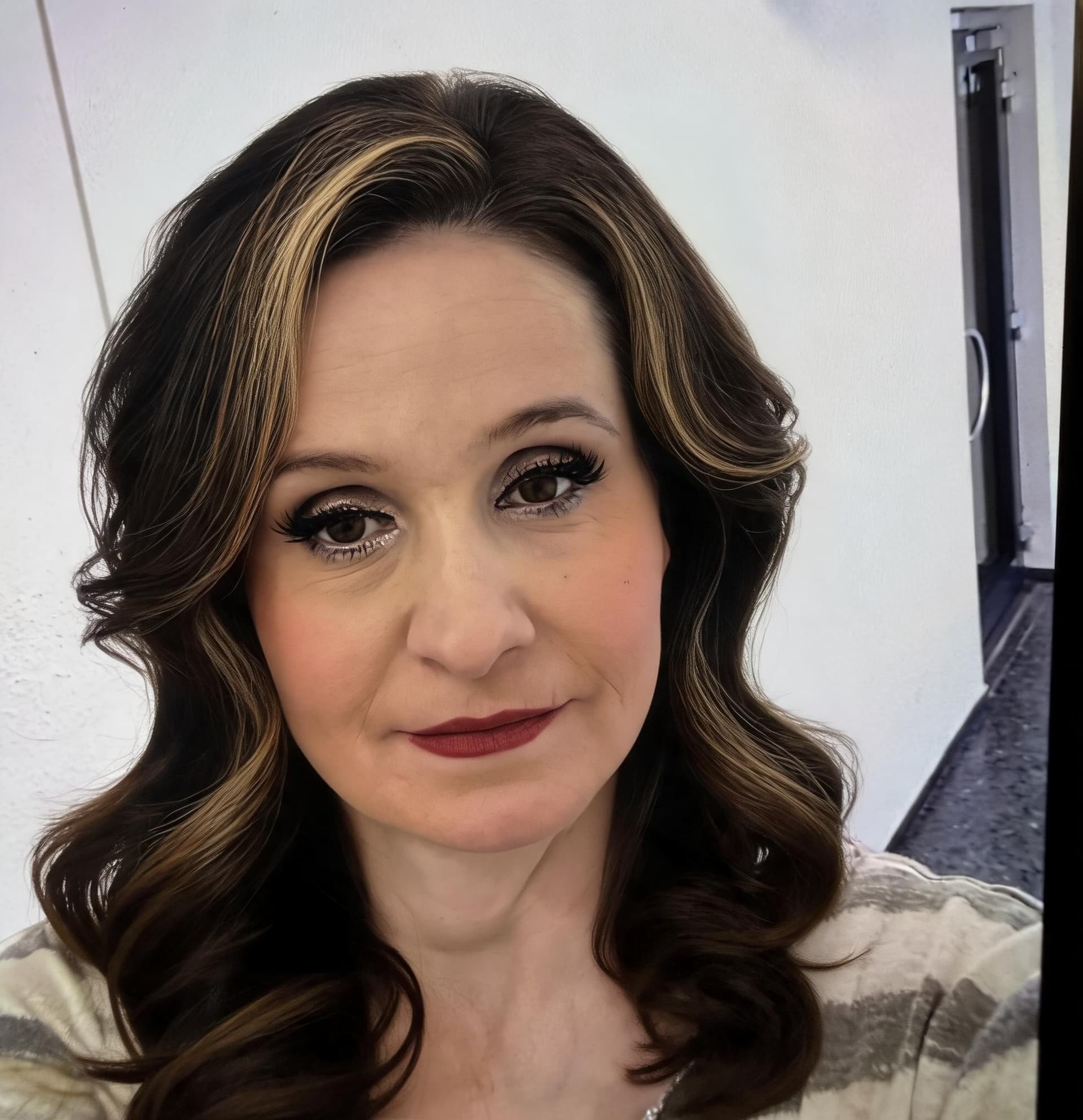 AI generated: erstelle an mir ein perfektes makeup und eine top frisur die zu mir passt, meine haarfarbe soll brün...