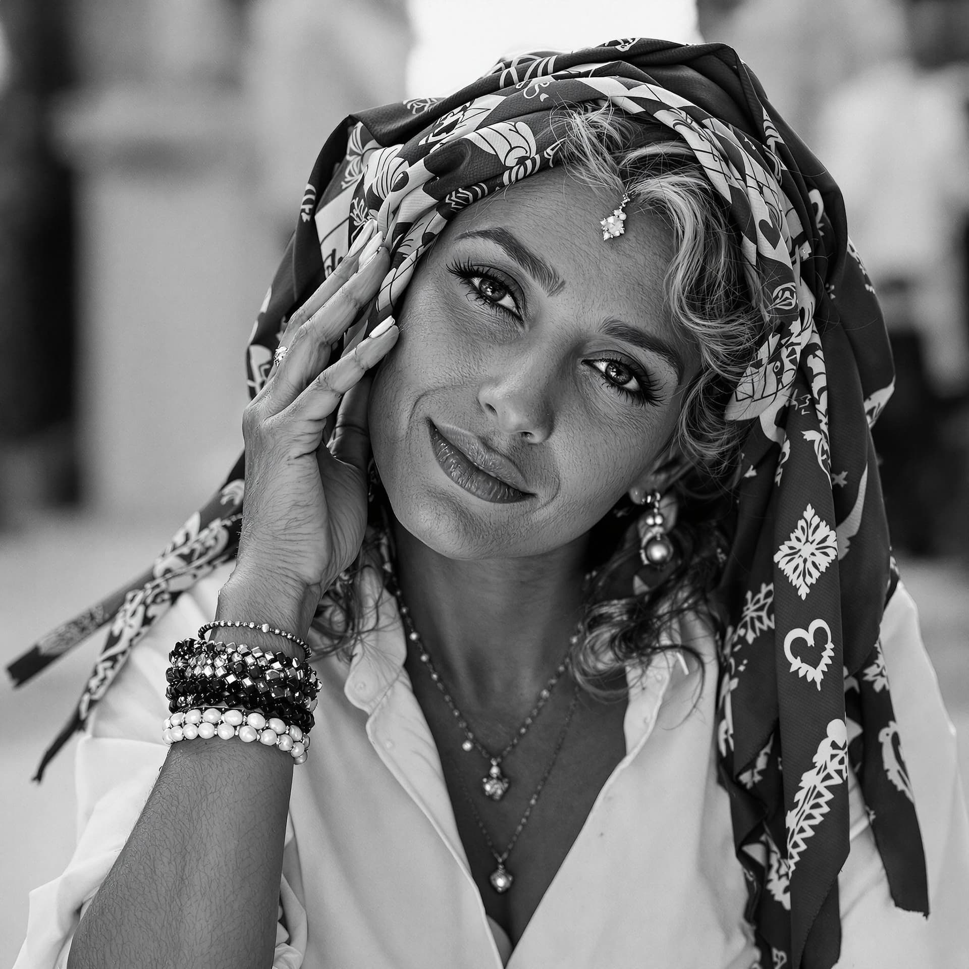 AI generated: 40 years metis black and white beautiful woman, hand in her hair, hanckerchief in her hair, jewelery...