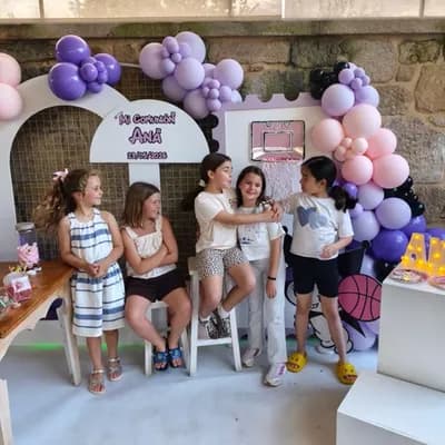 AI generated video: quiero que las niñas de esta imagen se pongan a bailar como michael jackson