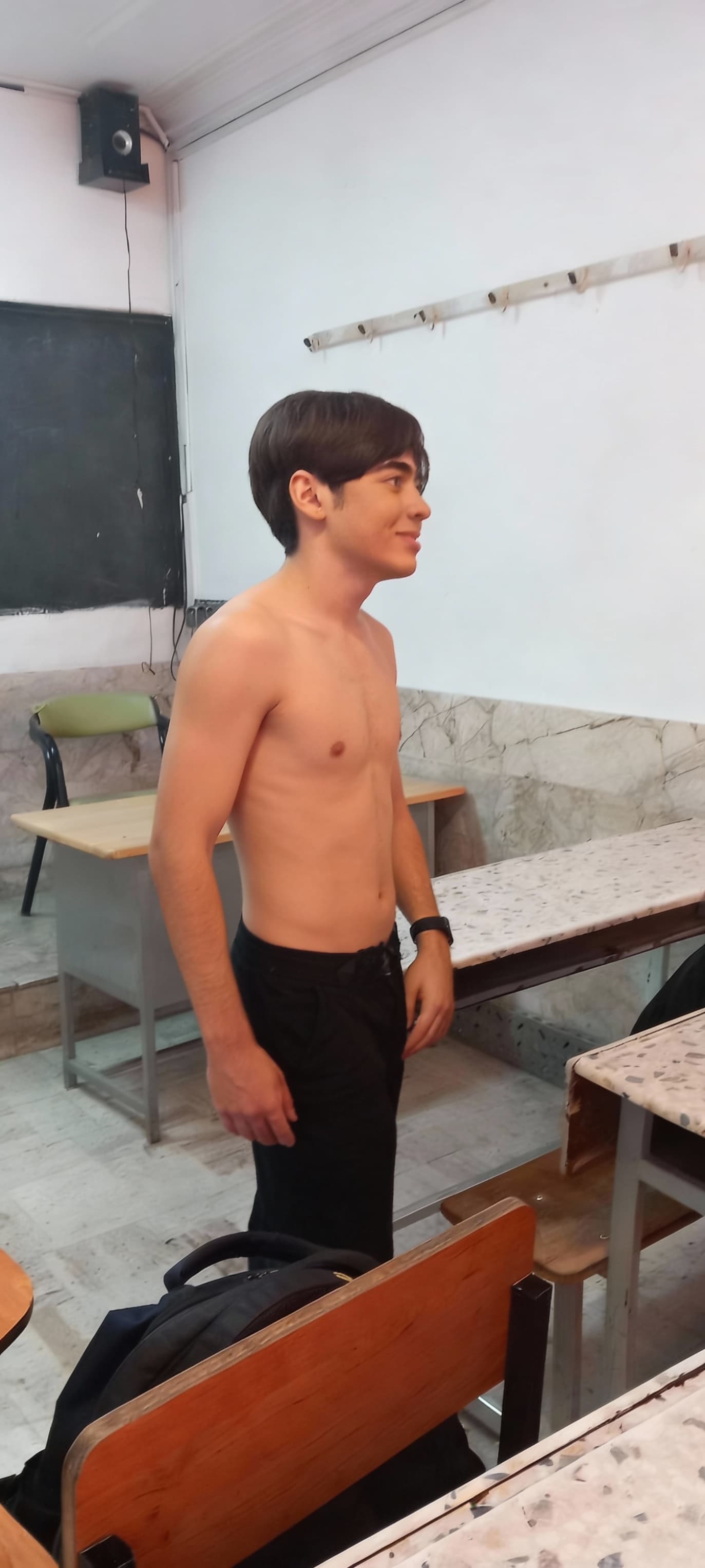 AI generated: شرتش رو حذف کن