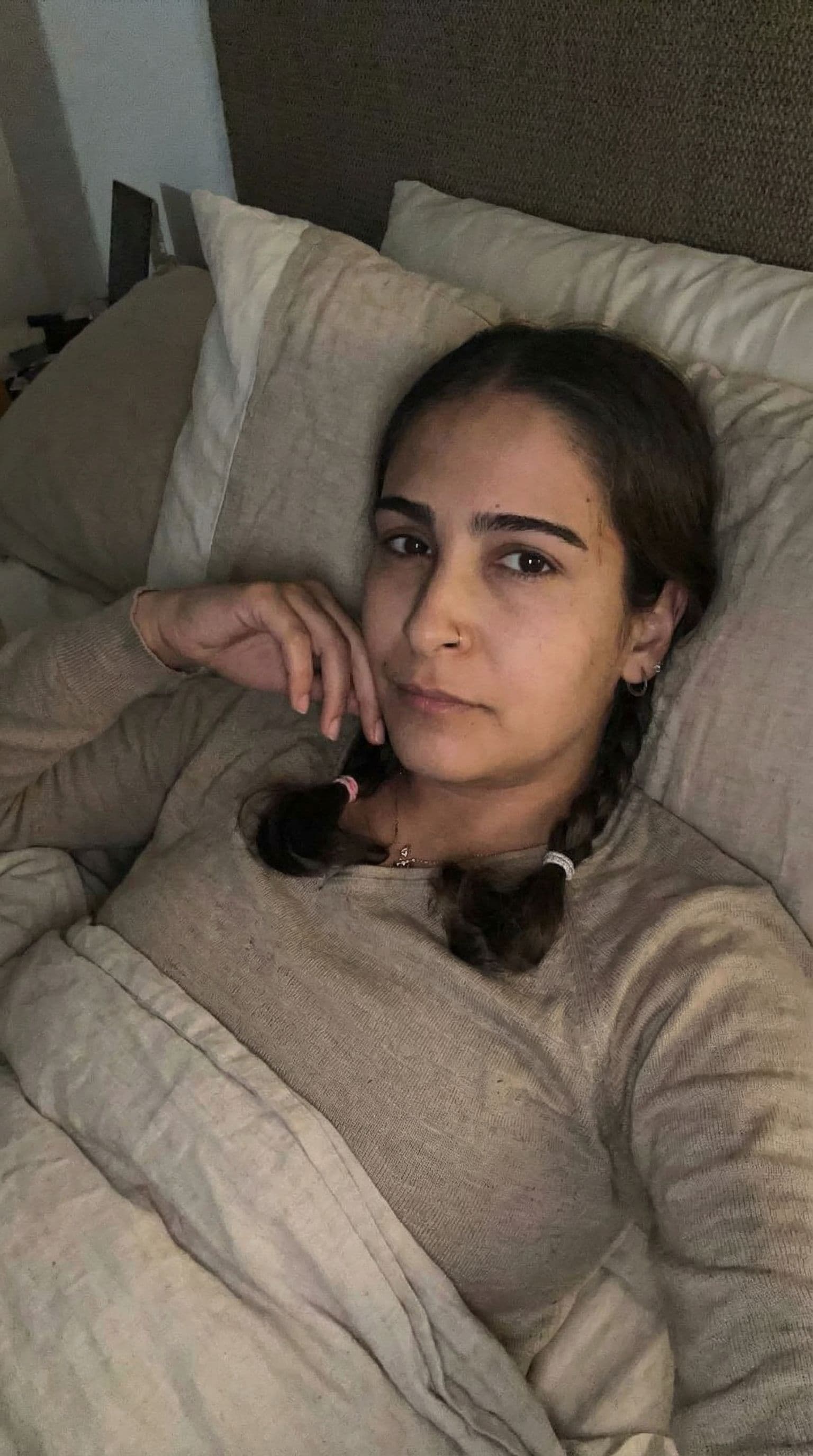 AI generated: Yatakta uzanmış hijap porno yıldızı olmak istiyorum 