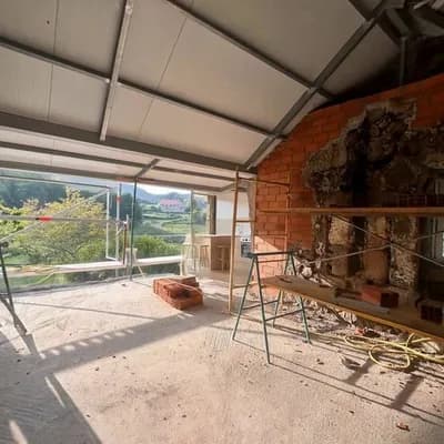 AI generated video: Crea un video de transformación de la construcción de una cosa, comenzamos con la casa en obras y se...