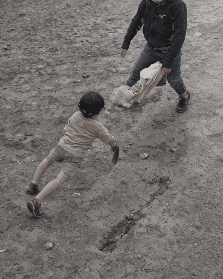 AI generated: niño pensativo , andando con las manos en los bolsillos, andando rapido mirando al suelo , resignaci...