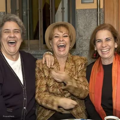AI generated video: Patio comunitario Madrileño donde varias señoras mayores muy carismáticas están pasando una tarde in...