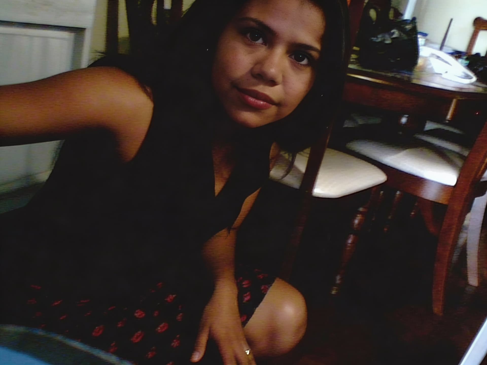 AI generated: ella mira a la camara con mirada
