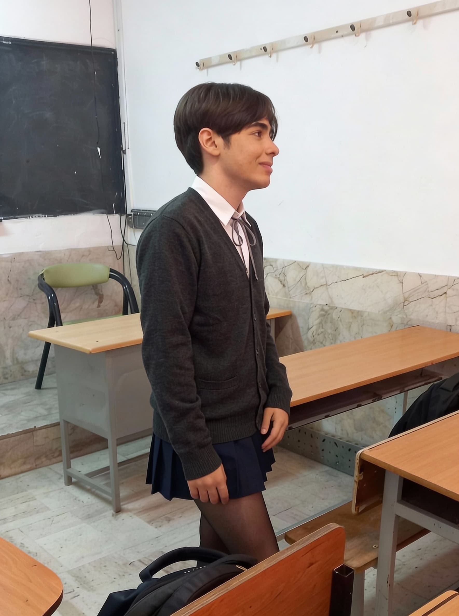 AI generated: میز رو حذف کن تا پاهاش مشخص باشه 