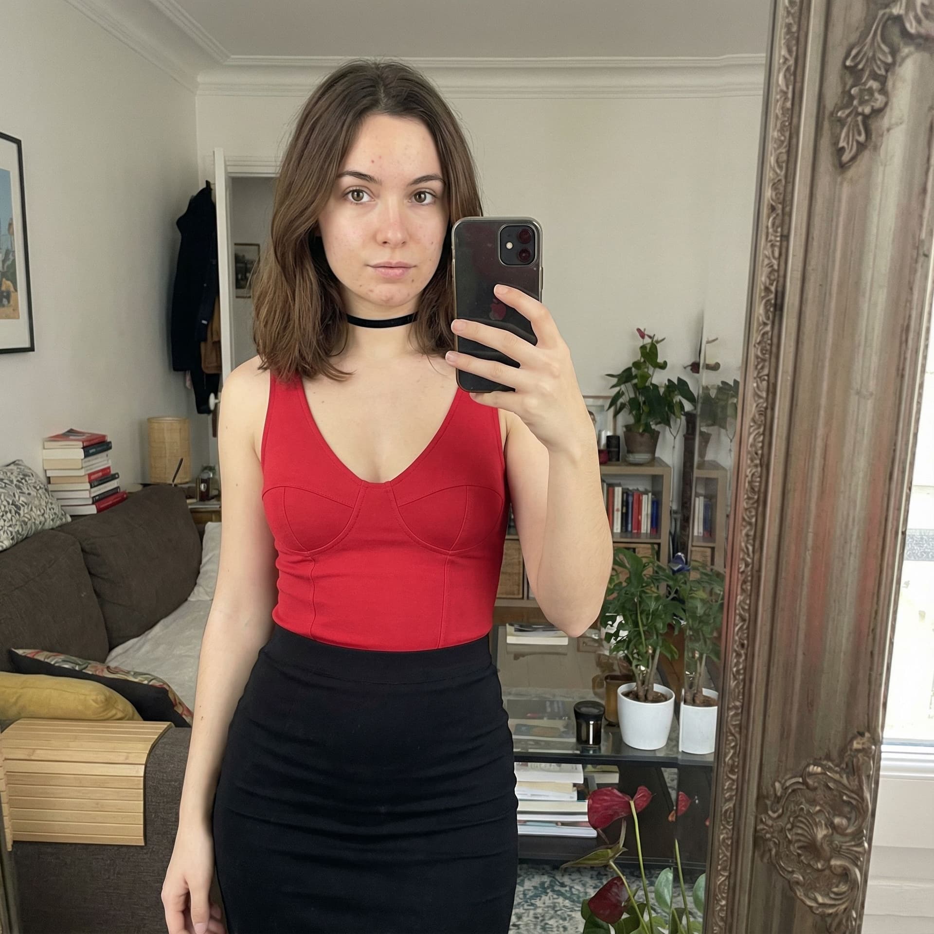 AI generated: Une photo, d'une femme de 18 ans avec des formes  ,, a picture,    , , dans son salon , la photo est...