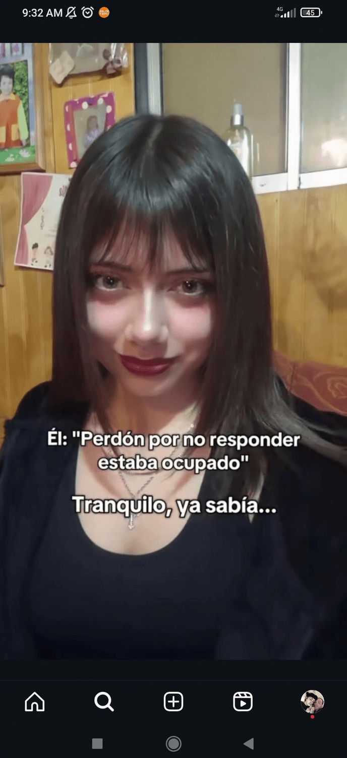 AI generated: que esté de espaldas mirando atrás 