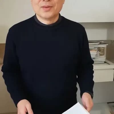 AI generated video: 지나가던 NVIDIA CEO 흰머리 젠슨황이 구걸을 하고 있는 북한지도자 김정은을 발견합니다. 젠슨황은 자기 가방에서 선물상자를 꺼내 김정은에게 건네줍니다. 김정은은 thank y...