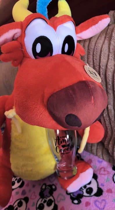 AI generated video: perro tomando agua