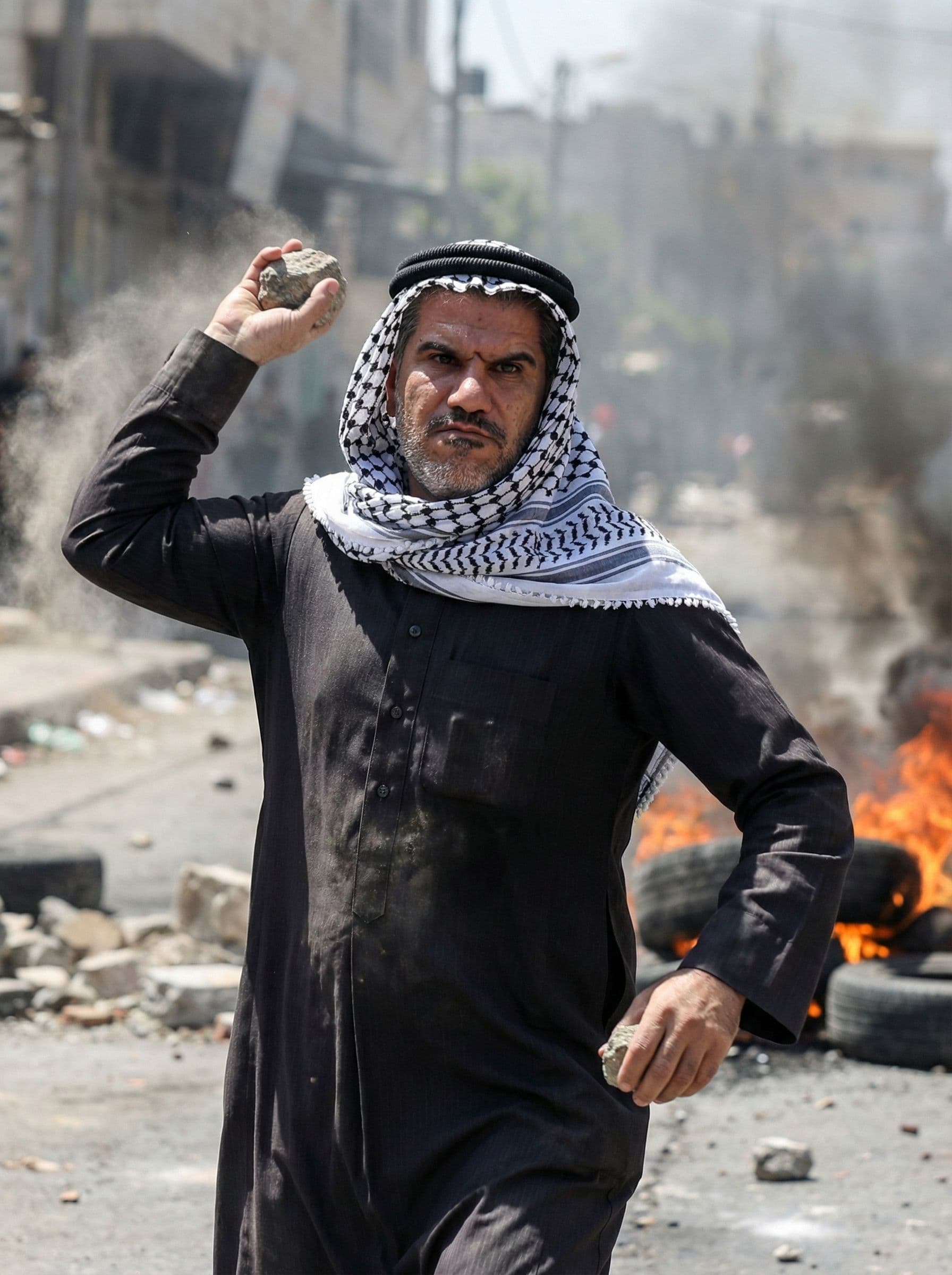 AI generated: در لباس فرد فلسطینی در حال پرتاب سنگ