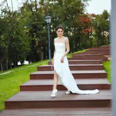 AI generated video: Mulher  subindo escadas 