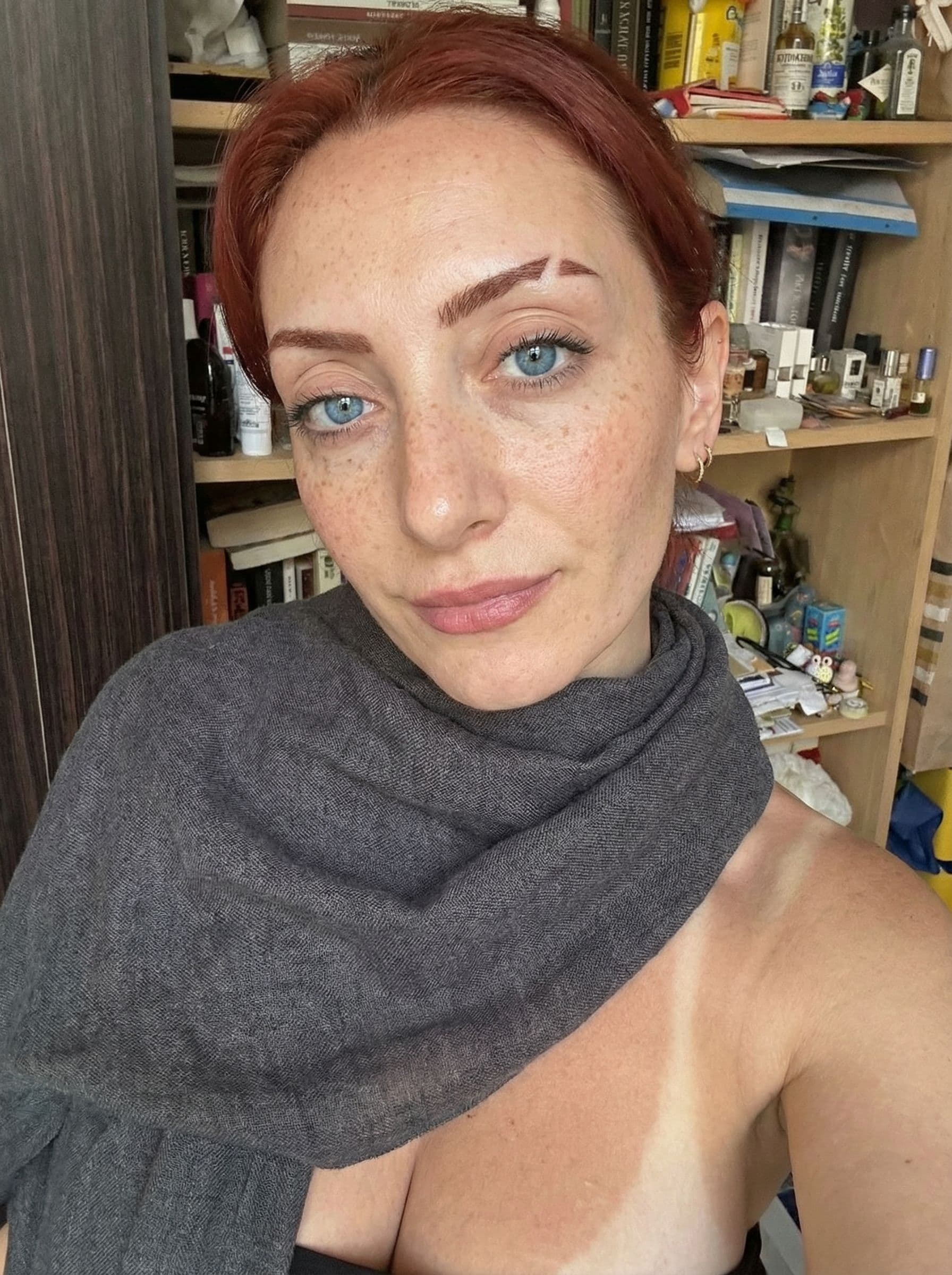 AI generated: Ein bildhübsches Gesicht nah Aufnahme von etwas erhöht aufgenommen und stechend blauen Augen mit mod...