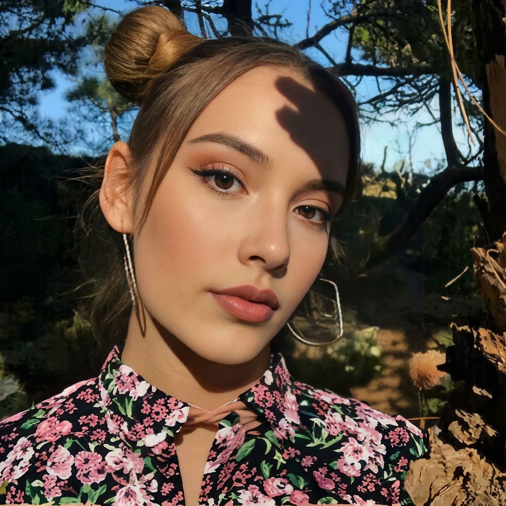 AI generated: una fotografía ha color de una mujer con sombra, en el estilo de belleza minimalisco,colores con ton...