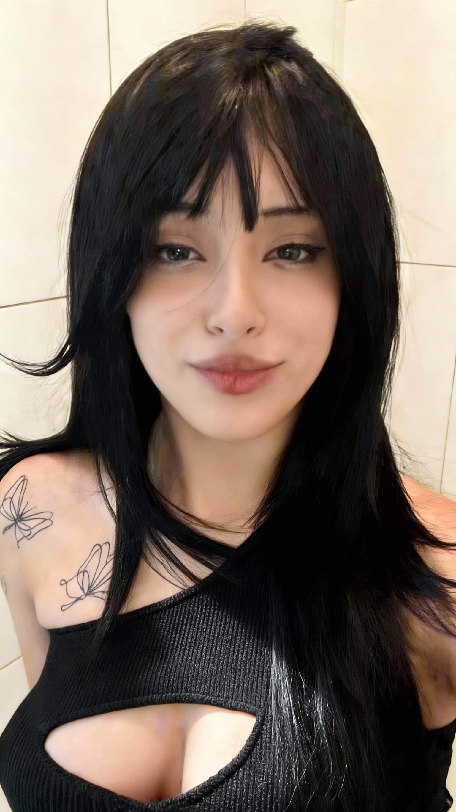 AI generated: ok quitale el piercing y cambiale un poco la cara ponla mas blanca y ojos claros medio verdes 



