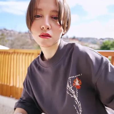 AI generated video: Create a fashion video for a ready-to-wear clothing brand. The scene opens with a close-up of a mode...