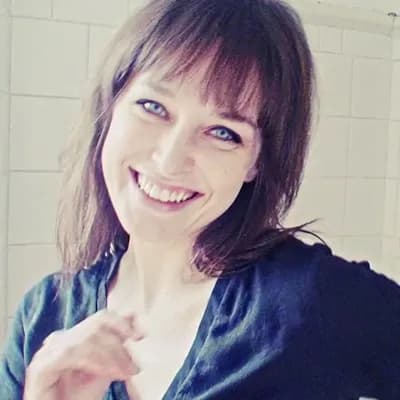 AI generated video: she dances
