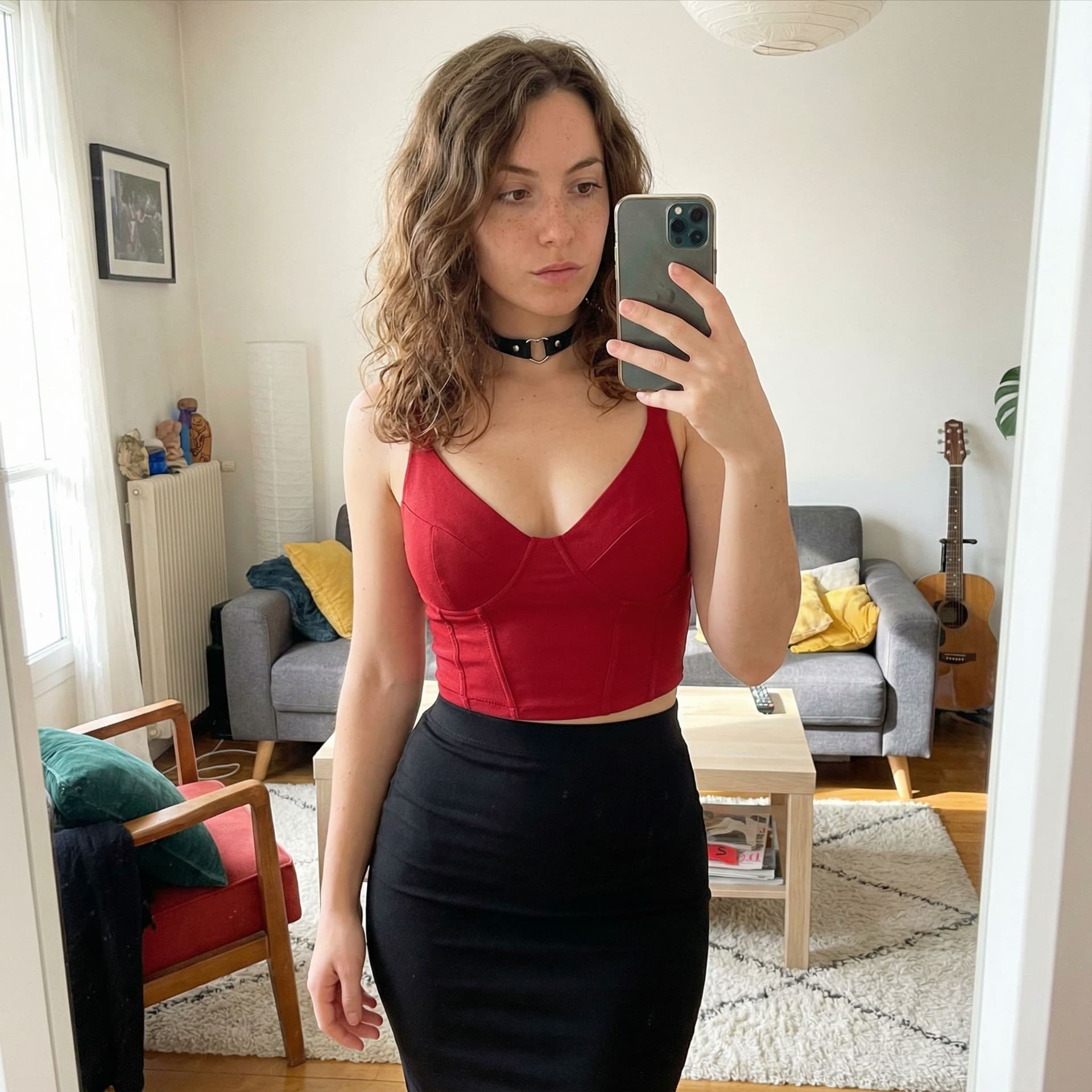 AI generated: Une photo, d'une femme de 18 ans avec des formes ,, a picture, , , dans son salon , la photo est pri...