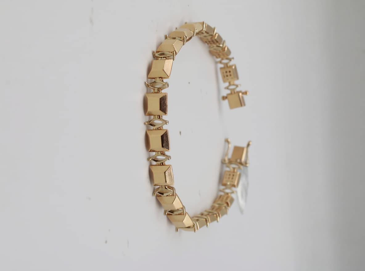 AI generated: same style bracelet but new design suitable to all of 18k gold colors and able to casting 