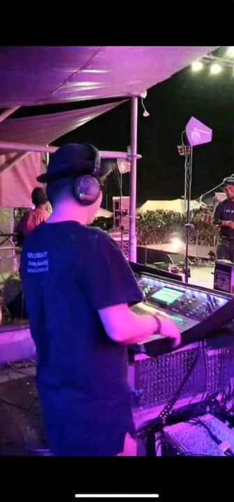 AI generated video: dj tocando frente a gente y tormenta electrica